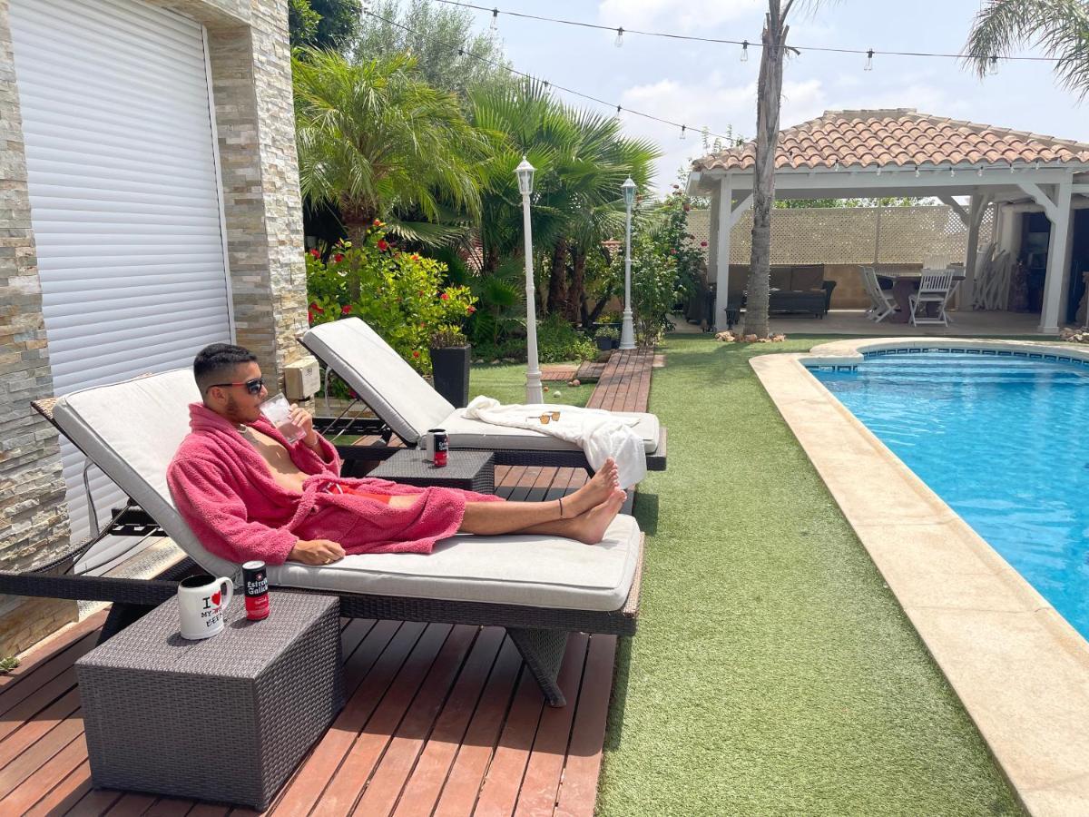 Suite Privada Frente A La Piscina Para 2 Personas Con Sofa Cama Para 2 Mas 4P No Es Casa Completa San Vicente Raspeig エクステリア 写真