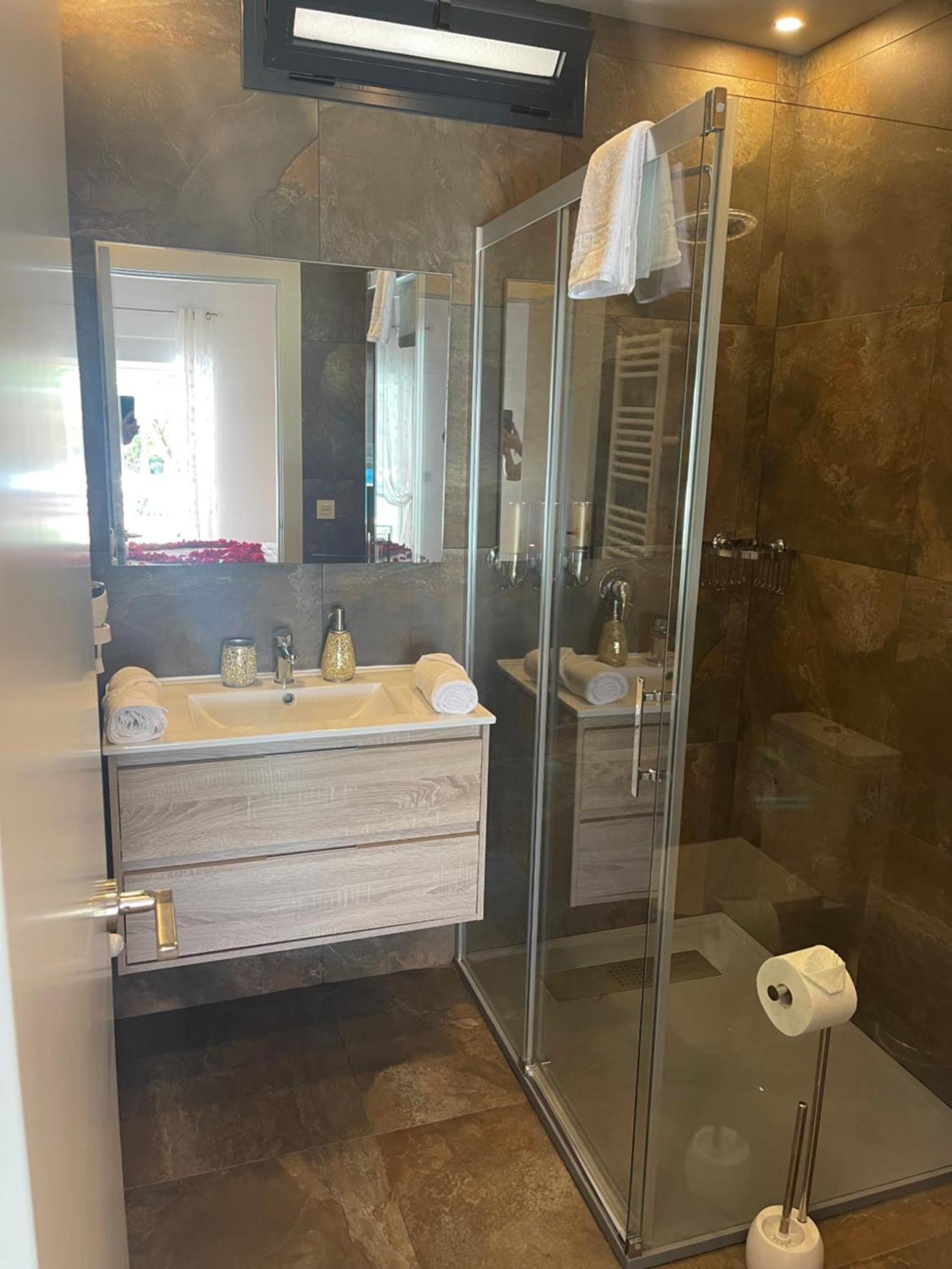 Suite Privada Frente A La Piscina Para 2 Personas Con Sofa Cama Para 2 Mas 4P No Es Casa Completa San Vicente Raspeig エクステリア 写真