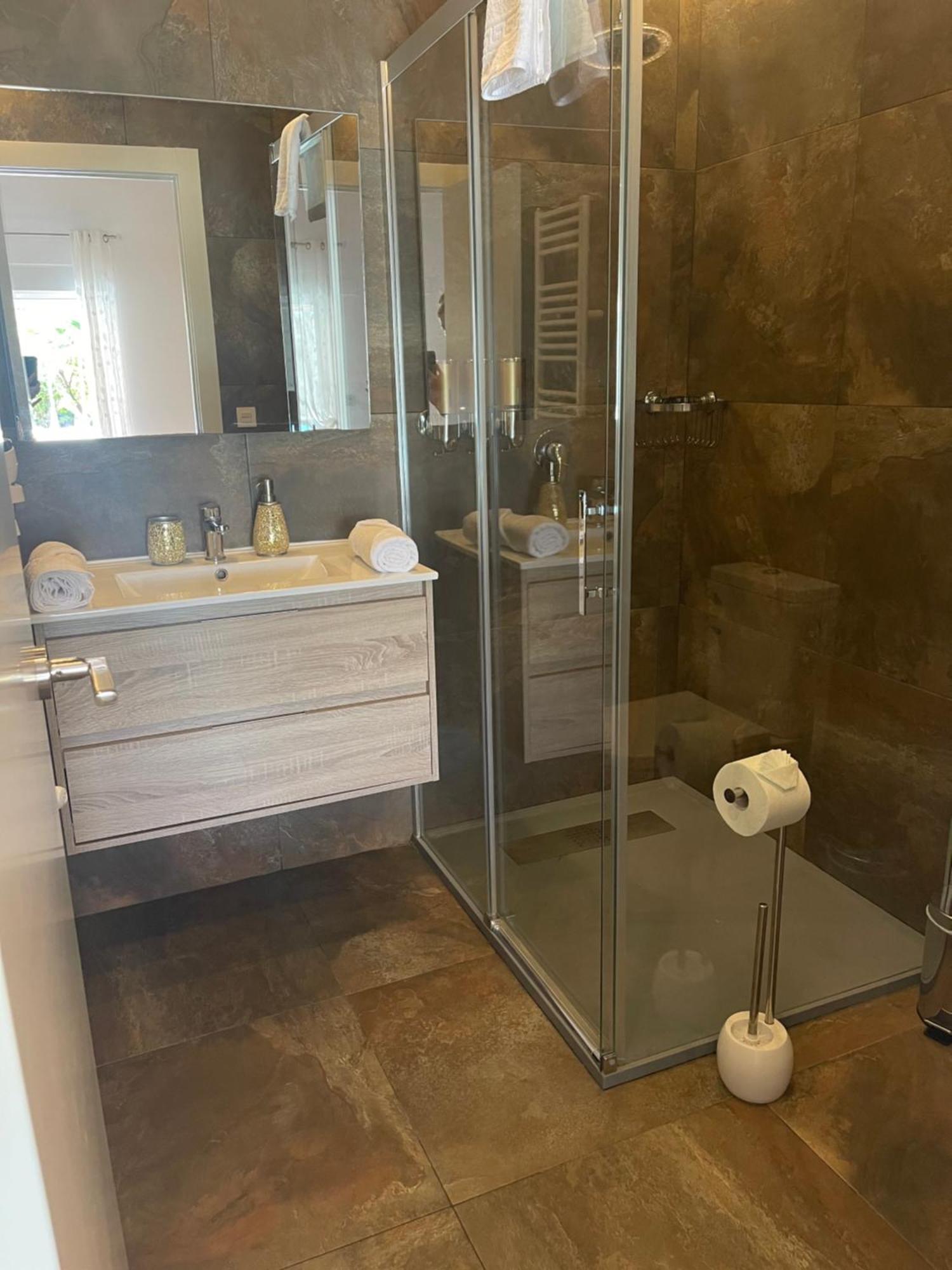 Suite Privada Frente A La Piscina Para 2 Personas Con Sofa Cama Para 2 Mas 4P No Es Casa Completa San Vicente Raspeig エクステリア 写真