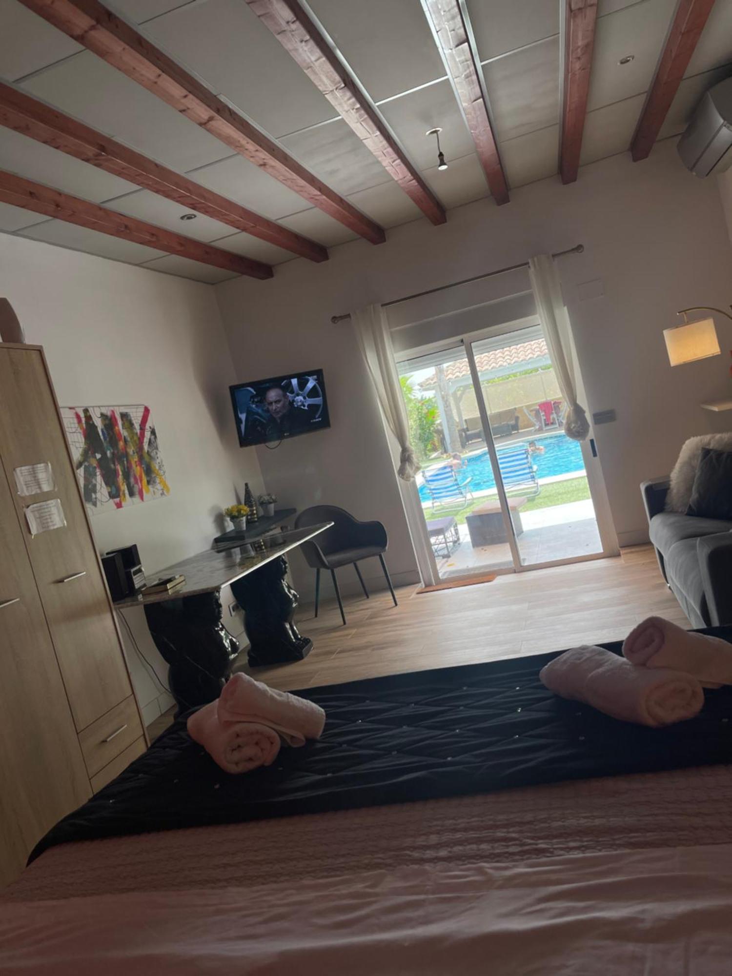 Suite Privada Frente A La Piscina Para 2 Personas Con Sofa Cama Para 2 Mas 4P No Es Casa Completa San Vicente Raspeig エクステリア 写真