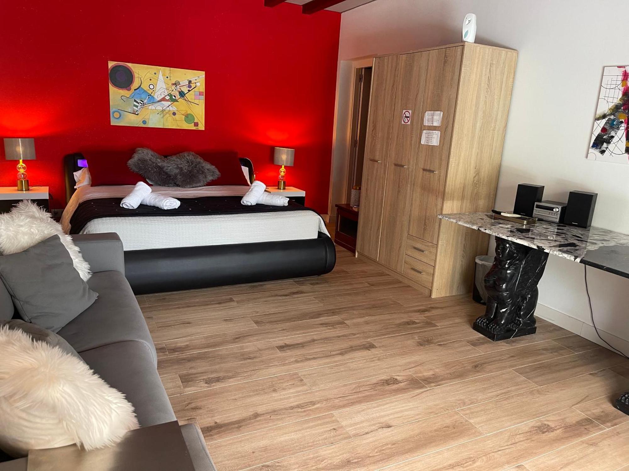 Suite Privada Frente A La Piscina Para 2 Personas Con Sofa Cama Para 2 Mas 4P No Es Casa Completa San Vicente Raspeig エクステリア 写真