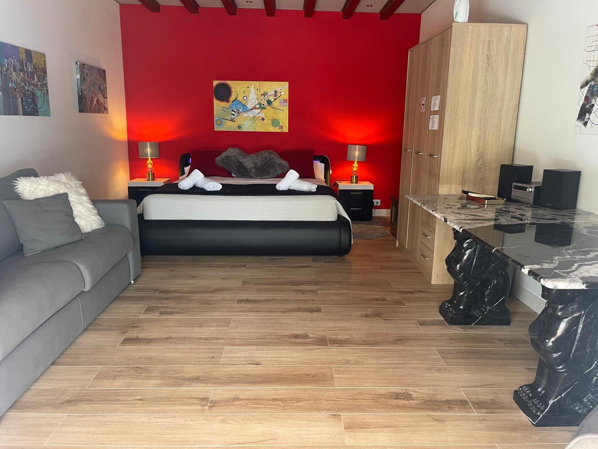 Suite Privada Frente A La Piscina Para 2 Personas Con Sofa Cama Para 2 Mas 4P No Es Casa Completa San Vicente Raspeig エクステリア 写真